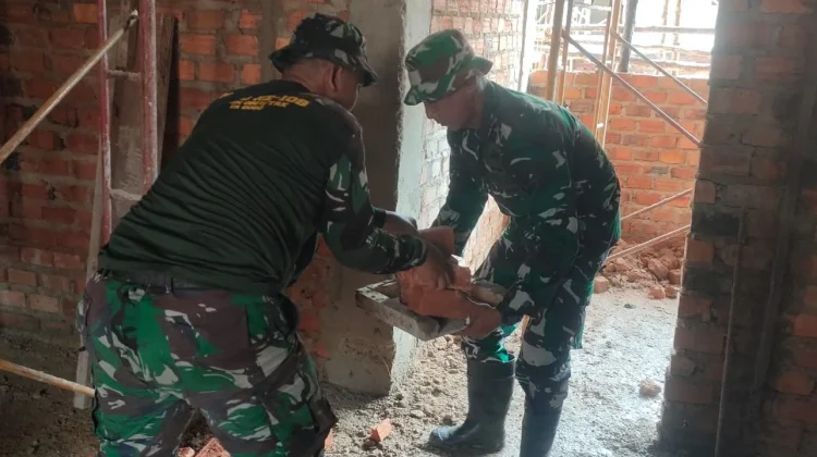 TNI Kodim 0907/Tarakan dan Marinir TNI AL Gotong Royong Bantu Pembangunan SR
