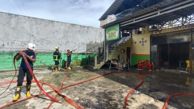 Kebakaran Hanguskan Lantai Dua Warung Bakso ABC di Tarakan