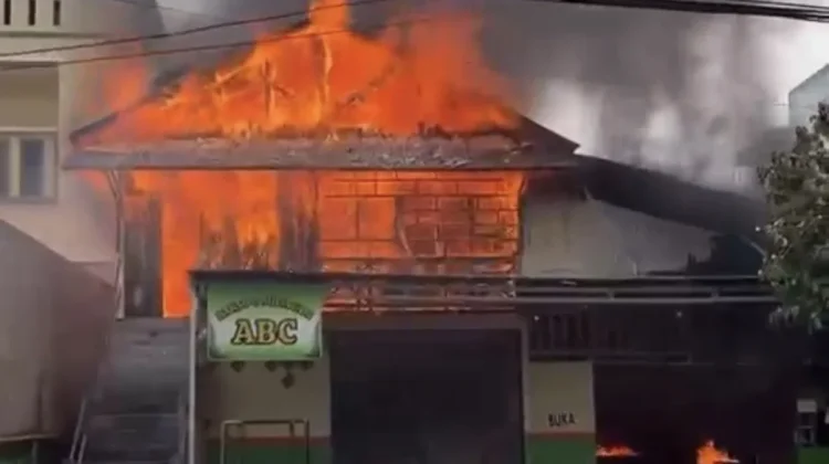 Breaking News ! Warung Bakso ABC Kebakaran di Jalan Mulawarman Tarakan