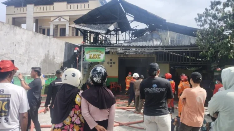 Upaya Pemadaman Terhambat karena Warga Menonton