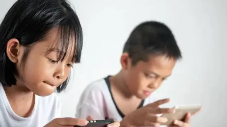 Jaga Anak Dari Sisi Negatif Media Sosial