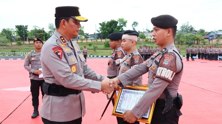 Kapolda Kaltara Berikan Penghargaan kepada Personel Ditsamapta