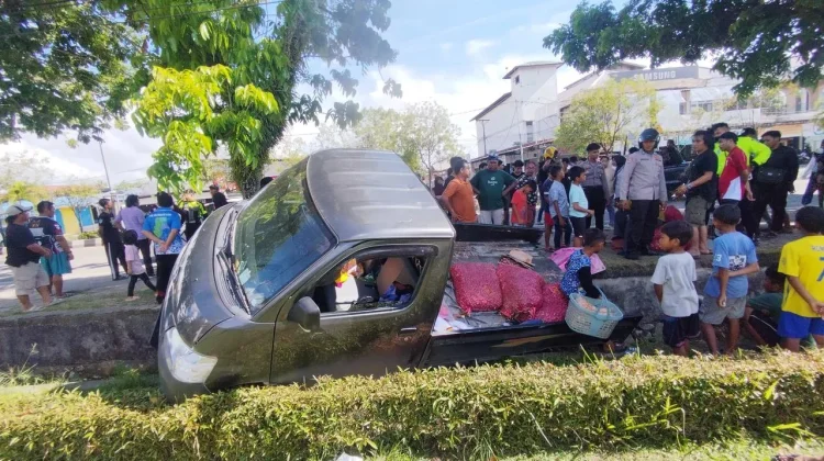 Diduga Tertidur, Mini Bus Hantam 3 Kendaraan di depan Pasar Induk Tanjung Selor