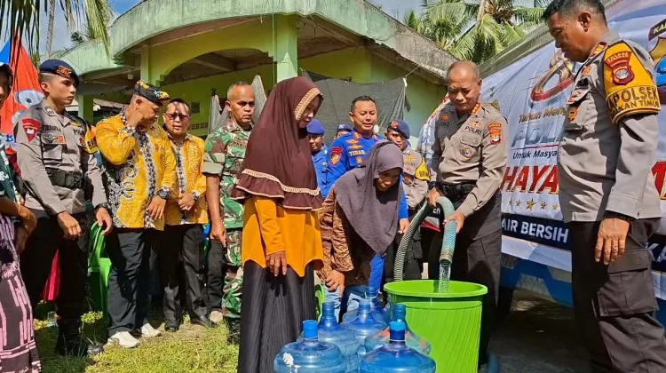 Sambut HUT ke-80, Polda Kaltara Salurkan Air Bersih ke Warga Pantai Amal