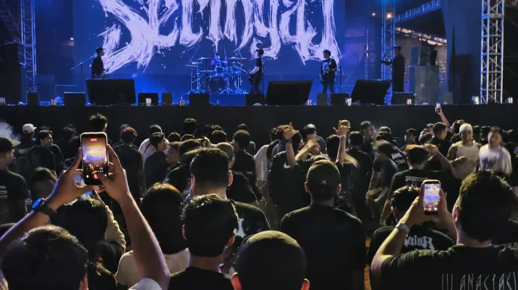 Seringai Bakar Semangat Penonton lewat Mosh Pit