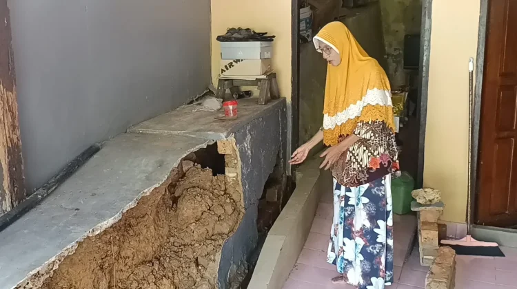 Longsor Siring Picu Banjir di Karang Harapan