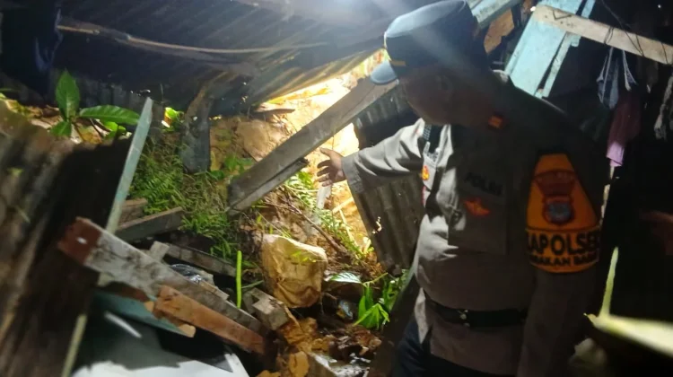 Polsek Salurkan Bantuan Korban Tanah Longsor di Selumit