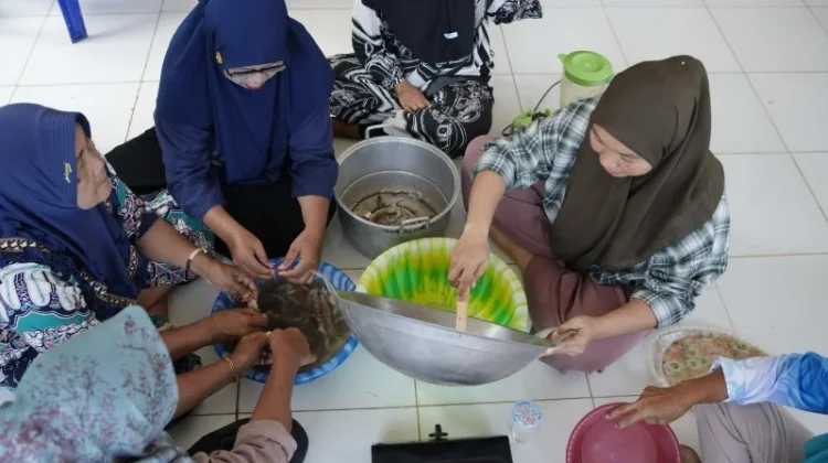 M4CR Dorong Perempuan Pesisir Kaltara Berdaya lewat Sekolah Lapang Livelihood