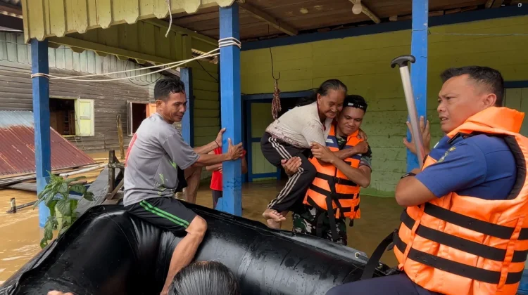 Yonif Khusus 614/Raja Pandhita Terus Bantu Penanganan Pascabanjir di Desa Belayan
