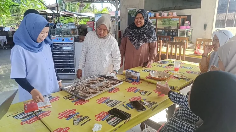 Pelatihan dan Penyusunan SOP Produksi Ikan Asin Gulama Tingkatkan Daya Saing UMKM