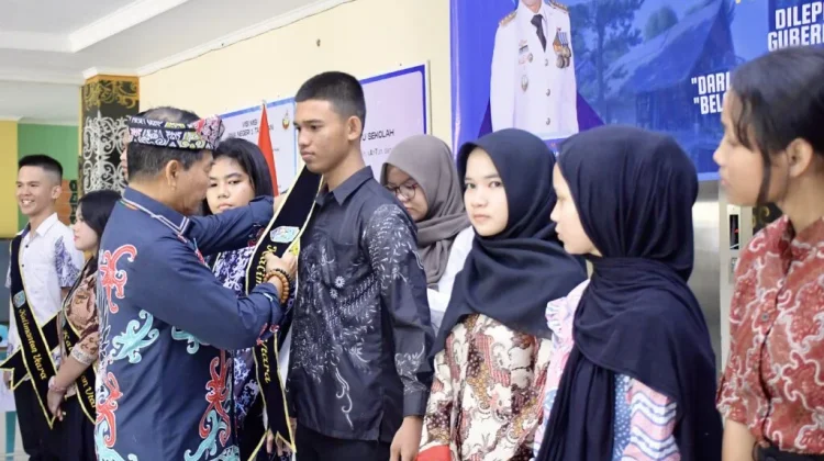 Gubernur Lepas Angkatan Pertama SMA Unggul Garuda