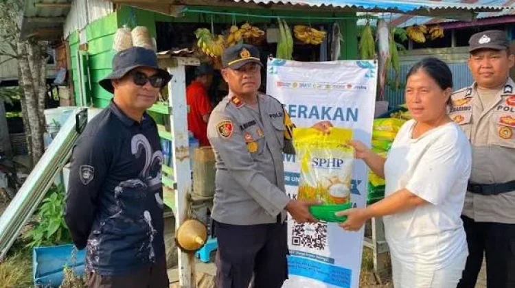 Polsek Tanjung Palas Barat Bantu Distribusi Beras SPHP