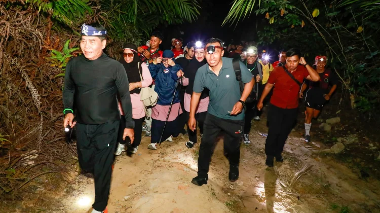 Gubernur Ikut Run Night Slipi, 600 Peserta Ramaikan Lari 7,5 Kilometer