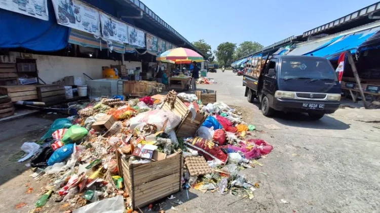 Pedagang Pasar Tenguyun Keluhkan Sampah Menumpuk
