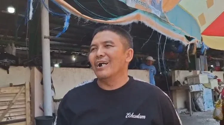Pedagang Pasar Tenguyun Keluhkan Maraknya Penjual Sayur di Luar Lapak