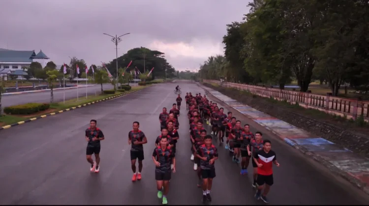 Satgas Pamtas Yonarmed 4/Parahyangan Gelar Lari Pagi Bersama di Bumi Intimung