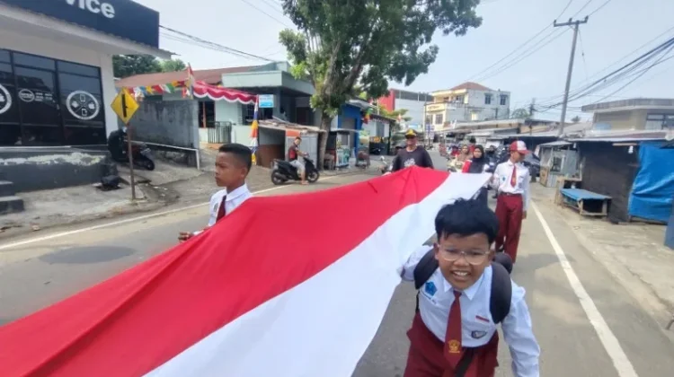 Warga Karang Anyar Kirab Bendera Merah Putih 81 Meter di HUT RI