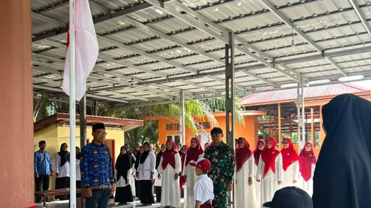 Cucu dan Nenek di Sebatik Bersatu Kibarkan Merah Putih di HUT ke-81 RI