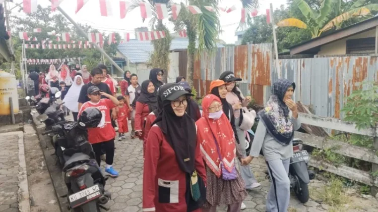 Kemerdekaan RI, RT 43 Karang Anyar Santuni Warga Tertua