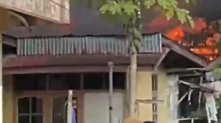 Tiga Rumah Terbakar di Karang Balik, Damkar Tembus Padatnya Warga saat Padamkan Api