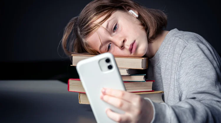 Kebiasaan "Scroll Sampe Mager", Diam-Diam Ngerusak Kesehatan