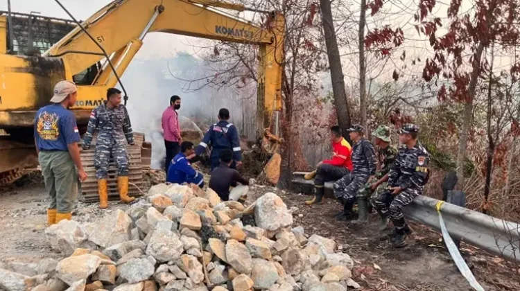 Kolaborasi Instansi, Tangani Coal Seam Fire di Jalan Pantai Amal Lama