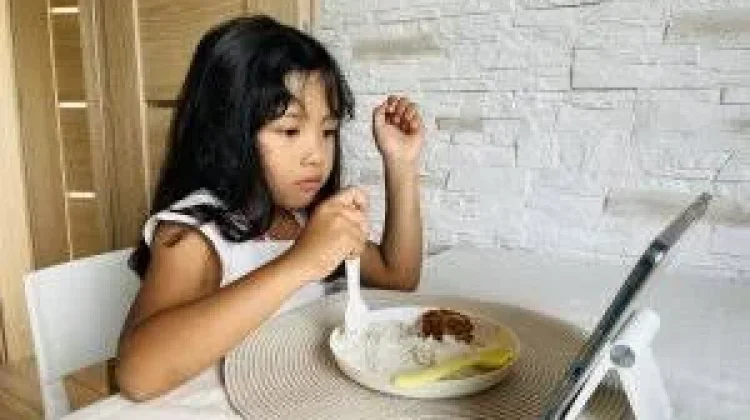 Kurangi Kebiasaan Makan Sembari Menonton atau Melihat Gawai