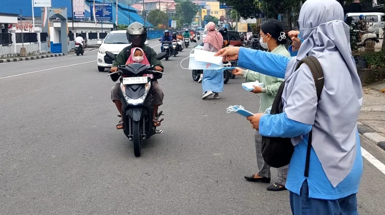 Jaga Kesehatan Pengguna Jalan, PMI Tarakan Bagikan 4 Ribu Masker