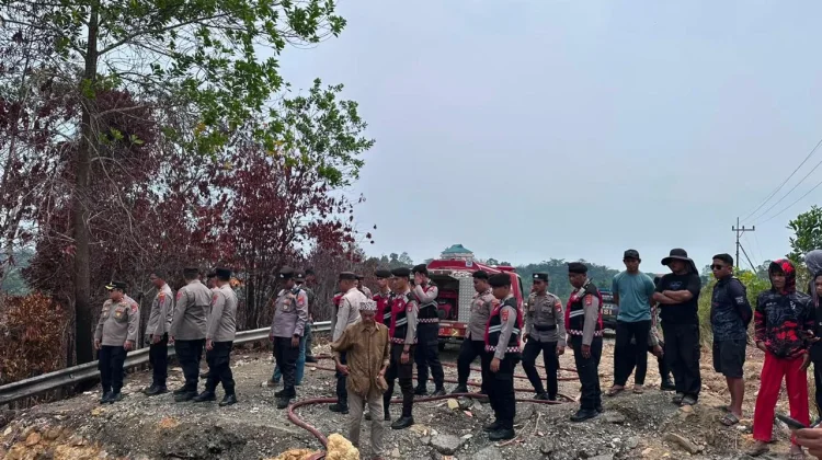 Kapolres Tinjau Lokasi Terbakarnya Batu Bara di Pantai Amal