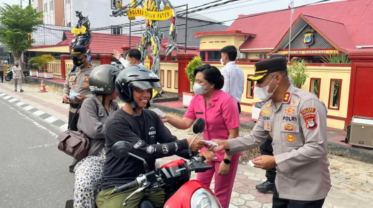 Polres Tarakan Bagikan Masker, Lindungi Warga dari Kepungan Asap Karhutla