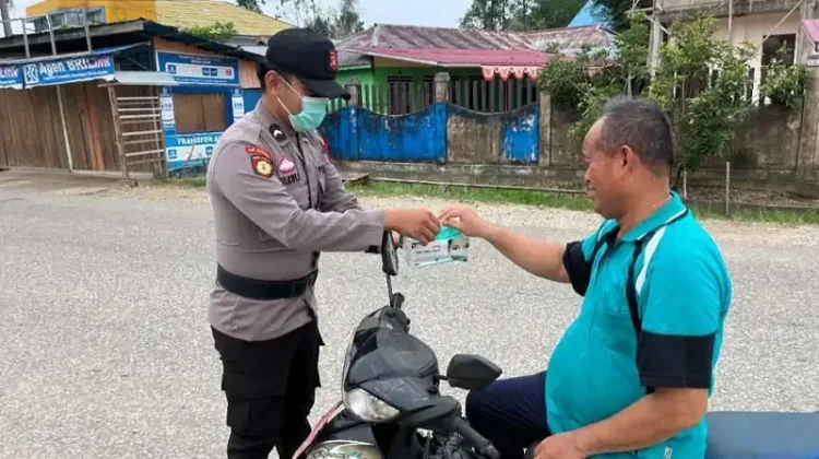 Cegah Paparan Kabut Asap, Polsek Sekatak Bagikan Masker Gratis