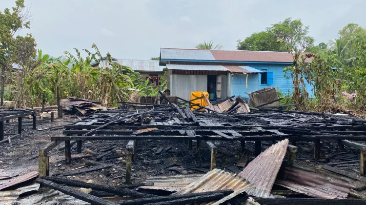 Dua Jam Baru Padam, Dua Rumah Dinas Guru Terbakar