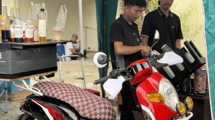 Menarik! Sruput Kopi Jualan Pakai Motor Kalcer
