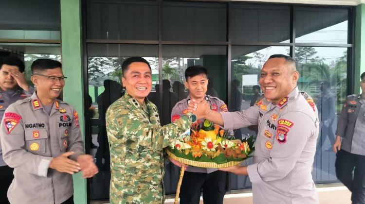 Keakraban tanpa Sekat: Kejutan Manis Polres Tarakan Sambangi Kodim 0907 di HUT TNI