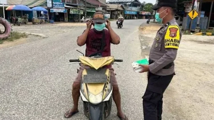 Kabut Asap Masih Terasa, Polsek Sekatak Bagikan Masker Gratis