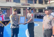 Dua Anggota Polres Tarakan Terima Penghargaan Personel Berprestasi