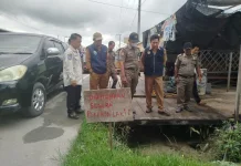 Satpol PP Tegas, Lapak di Atas Drainase dan Trotoar Harus Dibongkar
