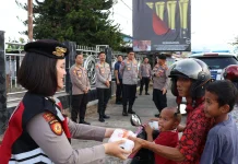 Polda Kaltara Bagikan Ratusan Paket Takjil