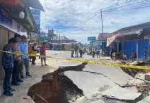 Amblas Parah! Jalan Trans Kaltara Terbelah, Kendaraan Tak Bisa Lewat