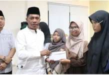 Berkah Ramadan, Kakanwil Kemenag Kaltara Serahkan Santunan Anak Yatim