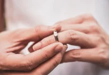 Alasan Cincin Nikah Dipakai di Jari Manis
