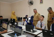 Tinjau TKA di SMPN 7, dr. Khairul Soroti Pentingnya Manajemen Waktu Pengerjaan Soal