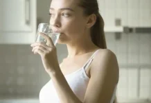 Ini yang Terjadi pada Tubuh ketika Minum Berdiri