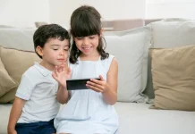Paparan Blue Light dari Layar HP Bisa Ganggu Mata dan Kinerja Otak