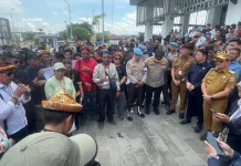 Ratusan Warga Sekatak Datangi Kantor Gubernur Kaltara, Tuntut Kepastian Hidup dan