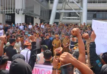 Polisi Kawal Ketat Aksi Penambang Tradisional di Kantor Gubernur Kaltara