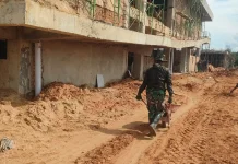 TNI Kodim 0907/Tarakan dan Marinir TNI AL Gotong Royong Bantu Pembangunan SR
