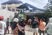 Upaya Pemadaman Terhambat karena Warga Menonton