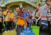 Sambut HUT ke-80, Polda Kaltara Salurkan Air Bersih ke Warga Pantai Amal