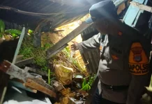Polsek Salurkan Bantuan Korban Tanah Longsor di Selumit